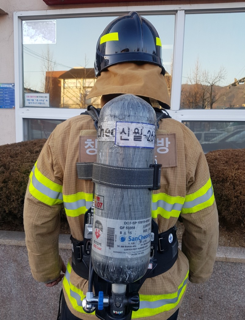 소방관이 짊어지는 장비의 무게는 산소통 무게 11Kg을 포함해 방화복, 공기호흡기 등 약 27Kg에 달한다. (사진=창원소방서)