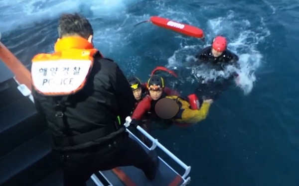 부산해경이 익수자를 구조하고 있다.(사진=부산해양경찰서)