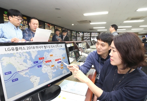 LG유플러스 직원들이 오는 6월 개최되는 ‘2018년 러시아 월드컵’ 방송 회선을 확인하고 있다. (사진=LG유플러스)