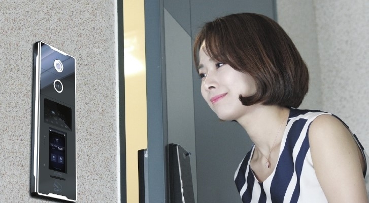 가정용 얼굴인식 보안 로봇 시연.(사진=파이브지티)