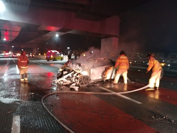 소방관이 가해차량의 불을 진화하고 있다.(사진=부산지방경찰청)