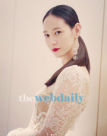 이영진, 단아하게 묶은 헤어스타일 속 고혹美...새하얀 피부까지
