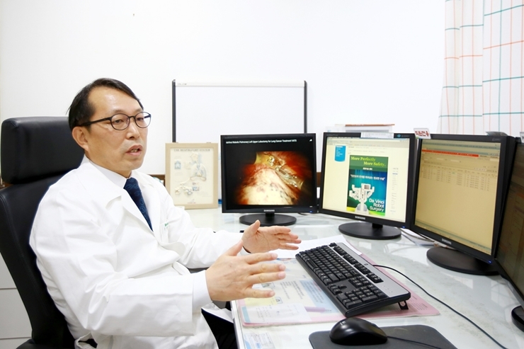 가톨릭대 인천성모병원 정진용 로봇수술센터장이 폐엽소매절제술에 대해 설명하고 있다. (사진=인천성모병원)