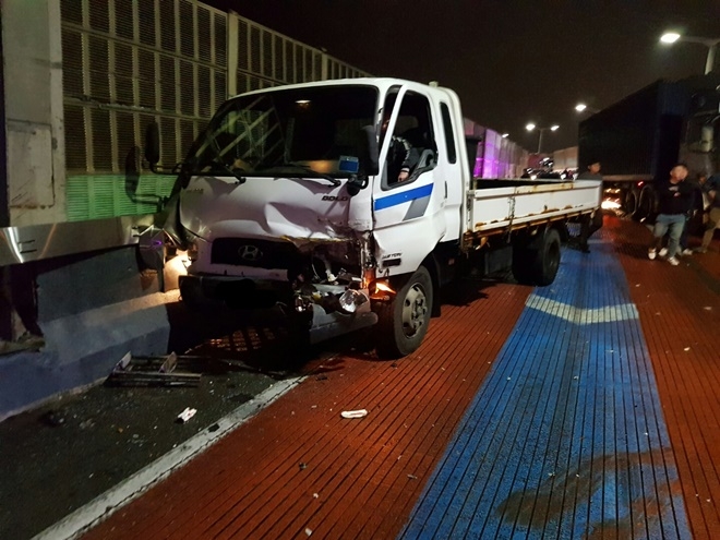 트럭이 가드레일을 들이받고 멈춰있다.(사진=부산지방경찰청)