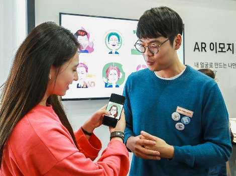 지난 주말 서울 성수동 어반소스에서 진행된 '갤럭시 팬 파티'에서 갤럭시 팬 큐레이터 하지민씨(27세)가 방문객들에게 '갤럭시 S9·S9+'를 설명하고 있는 모습. (사진=삼성전자)
