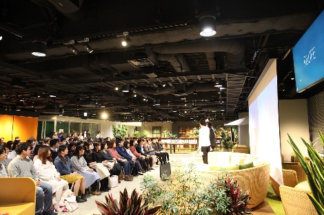 코미코가 대표 웹툰 '리라이프'의 완결을 기념해 18일 도쿄에서 팬미팅을 개최했다. 사진은 팬미팅 현장. (사진=NHN엔터테인먼트)