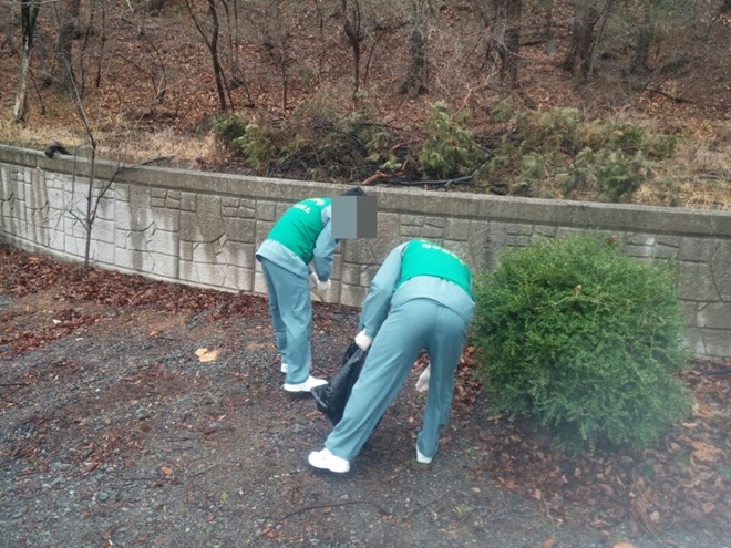 어르신들이 깨끗한 환경에서 생활 할 수 있도록 주변 정리를 하고 있다.(사진=대구교도소)