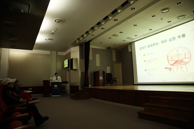 가톨릭대 인천성모병원 신경외과 조병래 교수가 뇌졸중에 대해 강의를 진행하고 있다. (사진=인천성모병원)