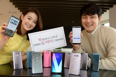 LG전자 모델이 20일 여의도 LG트윈타워에서 LG페이에 새롭게 추가되는 ATM 기능과 진단항목을 늘려 한층 꼼꼼히 관리해주는 '스마트 닥터'등 새롭게 업데이트 되는 다양한 기능들을 소개하고 있다. (사진=LG전자)