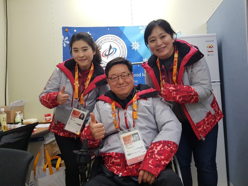 한의의료진을 격려하기 위해 폴리클리닉 한의과를 방문한 (가운데)박은수 평창 패럴림픽 선수촌장 (사진=한의협)