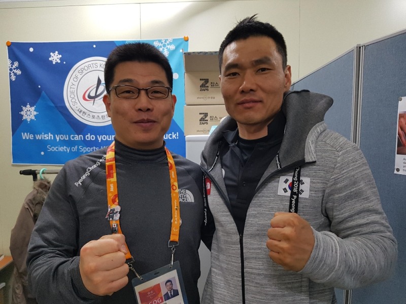 평창 패럴림픽에서 금메달과 동메달을 획득한 대한민국 신의현 선수(오른쪽)와 송경송 대한스포츠한의학회 회장 (사진=한의협)