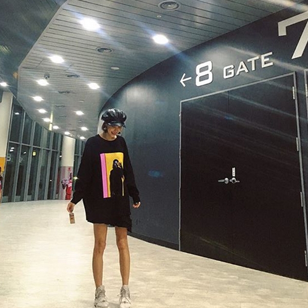 한정원, '블랙으로 매칭한 채....부러질듯 고속도로급 다리라인'