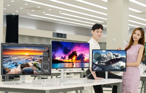LG전자 모델들이 서울 영등포구에 위치한 LG 베스트샵 서울양평점에서 HDR 모니터를 소개하고 있다. (사진=LG전자)