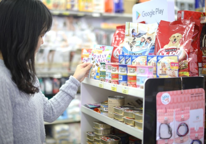 편의점, 펫팸족 겨냥해 반려동물 사료 및 간식 판매