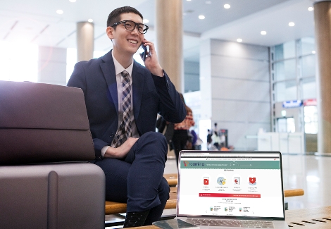 SK텔레콤 홍보 모델이 공항에서 ‘자동안심 T로밍’ 서비스를 이용하고 있는 모습. (사진=SK텔레콤)