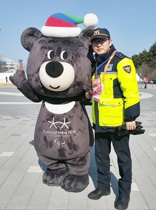 평창 동계패럴림픽 마스코트와 포즈를 취하고 있는 김병훈 순경.(사진=부산지방경찰청)