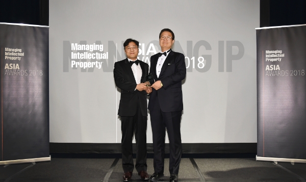 법무법인 태평양이 지난 3월 21일 홍콩 JW 메리어트 호텔에서 열린 ‘2018 MIP 아태지역 어워즈’에서 한국지역 ‘올해의 저작권법 로펌(South Korea Copyright IP Firm of the Year)’을 수상했다. 사진 오른쪽부터 태평양 강기중, 강태욱 변호사(사진=태평양 제공)