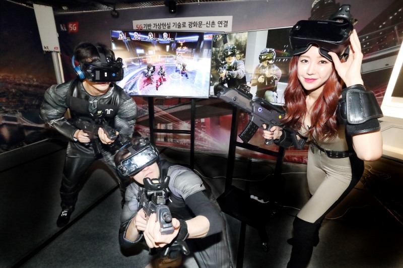 KT가 ‘5G 시대’에 활성화될 서비스 중 하나인 ‘스페셜포스 VR’ 게임을 광화문 KT스퀘어와 신촌의 도심형 테마파크 ‘브라이트(VRIGHT)’가 5G 네트워크로 연결된 상태에서 멀티플레이로 시연하고 있다.(사진=kt)