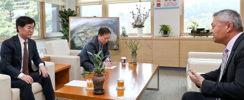 싱가포르 터프클럽(STC) 접견 김낙순 한국마사회장(좌축부터), 쑹쩨밍 STC COO (사진=마사회)