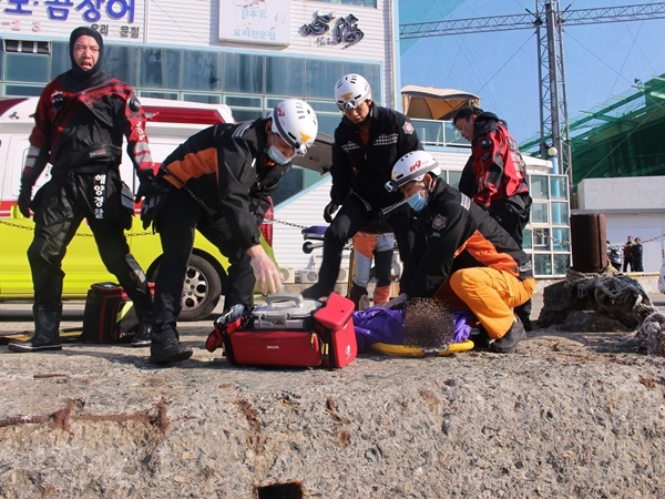 익수자를 구조해 심폐소생술을 하고 있다.(사진=부산해양경찰서)