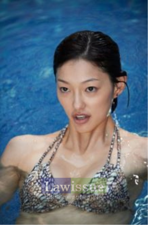 이엘, 화려한 비키니 속 가녀린 쇄골라인 뽐내...뇌쇄적 눈빛은 덤