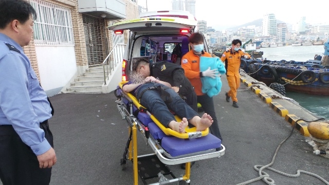 익수자를 구조해 119로 옮기고 있다.(사진=부산해양경찰서)
