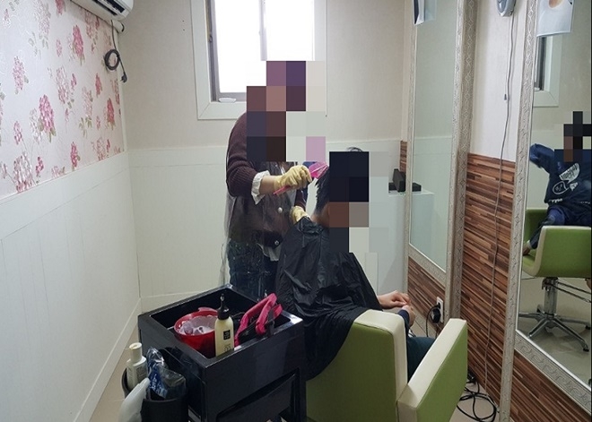 미용기술을 가진 사회봉사대상자가 미용서비스를 하고 있다.(사진=울산준법지원센터)