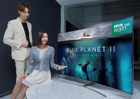 삼성전자 모델이 이 달부터 새롭게 추가된 ‘BBC Earth UHD 2’ 채널을 통해 '블루 플래닛2(Blue Planet2)' UHD 화질 다큐멘터리 영상을 시청하고 있다. (사진=삼성전자)