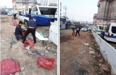 25일 철도공단 직원들이 해당 부지 내 쓰레기 청소 및 관리실태 점검을 실시하고 있다(사진=철도공단 제공)