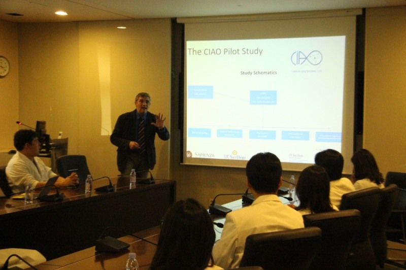 CIAO프로젝트에 대해 설명하는 Di Somma 교수 (사진=건국대학병원)