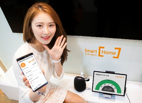 SK텔레콤 모델이 음성인식 AI 스피커 ‘누구’를 통한 국내 아파트 관리비 고지서 90% 이상을 발급하는 ‘아파트아이’의 관리비 정보를 조회를 홍보하고 있다. (사진=SK텔레콤)