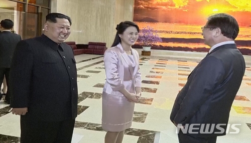 리설주, 동행만으로도 많은 이들의 쏠리는 눈...환한 미소에 존재감 돋보여