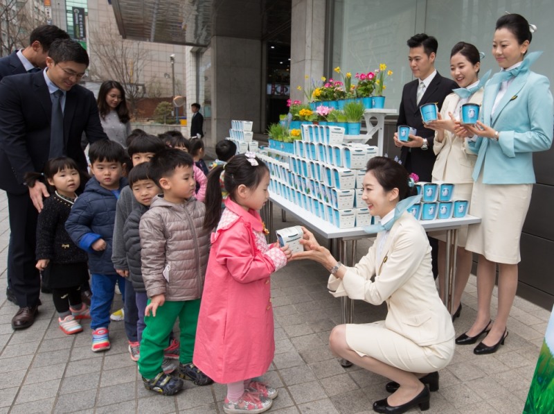 대한항공은 지난 1998년부터 21년째 고객과 시민들에게 씨앗 포함한 재배 키트 나눠주며 식목일 의미 되새겼다. (사진=대한항공)