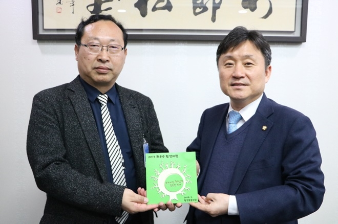 최인호 의원(사진우측)이 물순환 분야 환경의원상을 수상하고 기념촬영을 하고 있다.(사진제공=최인호의원실)