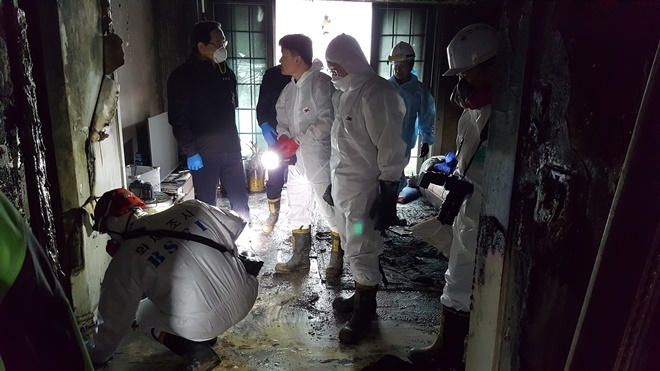 아파트 화재 일가족 4명 사망사고 현장 합동감식을 하고 있다.(사진제공=부산지방경찰청)