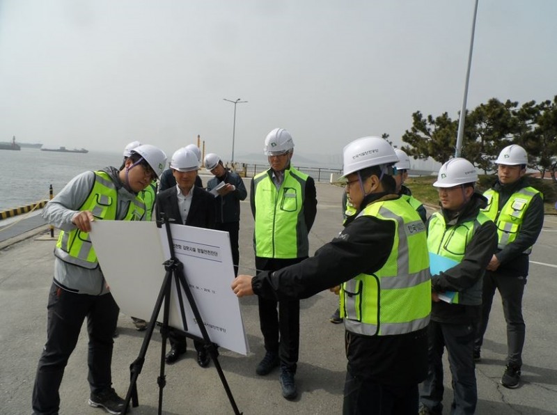 시설안전공단 강영종 이사장(가운데)이 인천항 갑문시설 진단현장을 방문하여 보고를 받고 있다. (사진=한국시설안전공단)