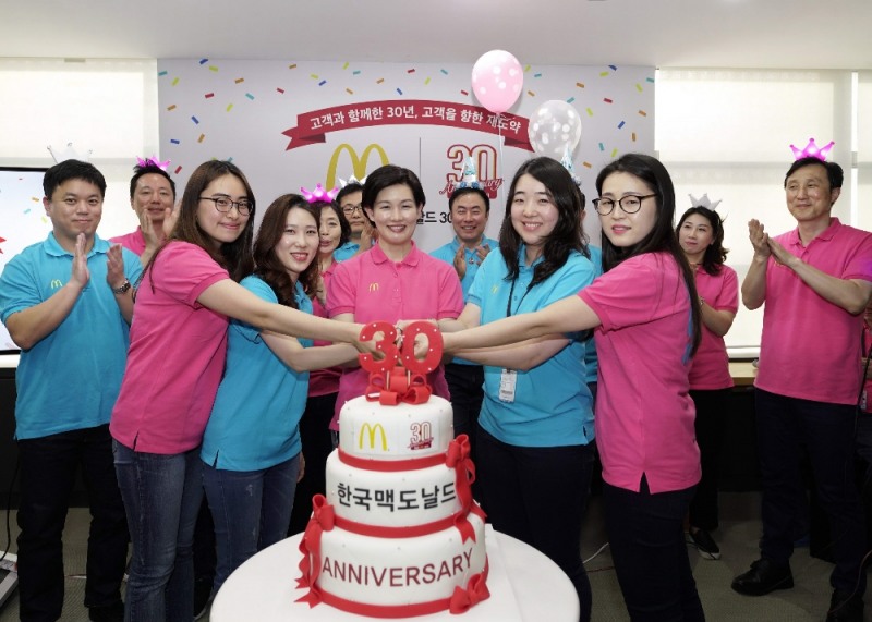 (가운데) 조주연 한국맥도날드 사장이 29일 창립 30주년 기념 사내 이벤트에서 88년생 직원들과 함께 기념 케이크 커팅식을 하고 있다.