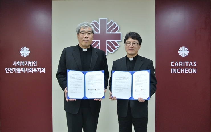 가톨릭대 인천성모병원 병원장 홍승모 몬시뇰(왼쪽)과 인천가톨릭사회복지회 회장 이상희 신부(오른쪽)가 호스피스완화의료 후원사업에 대한 업무 협약식을 체결했다 (사진=인천성모병원)