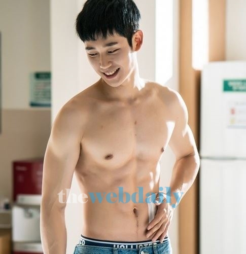 정해인, 수줍은 미소 속 환상적 몸매 자랑...'이 정도 일 줄이야'
