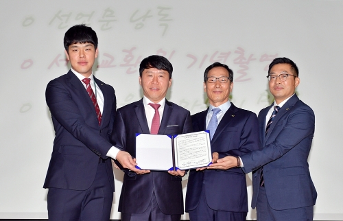 노사선언문을 공개하는 aT 이병호 사장(왼쪽으로부터 세 번째)과 이선우 aT 노동조합 위원장(왼쪽으로부터 두 번째)