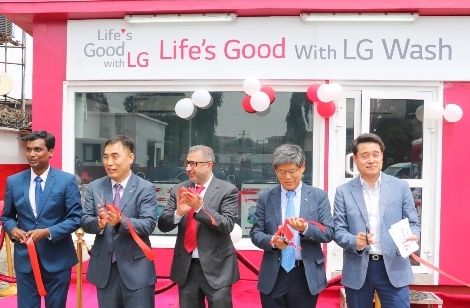 LG전자는 지난달 30일부터 나이지리아 오그바 마을에서 무료 세탁방인 ‘라이프스 굿 위드 LG 워시하우스’를 운영하고 있다. 지난달 30일 열린 개소식에서 LG전자 경영지원부문장 이충학 부사장(오른쪽에서 두 번째), 서아프리카법인장 손태익 상무(오른쪽에서 네번째)가 테이프 커팅을 하고 있다. (사진=LG전자)