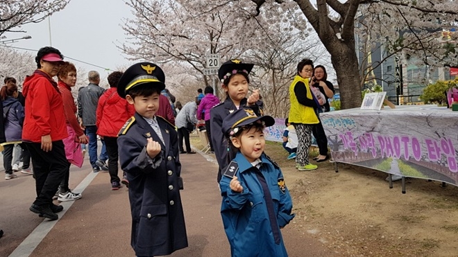 아이들이 경찰제복을 입고 손사랑을 표시하며 기념촬영을 하고 있다.(사진제공=부산사상경찰서)