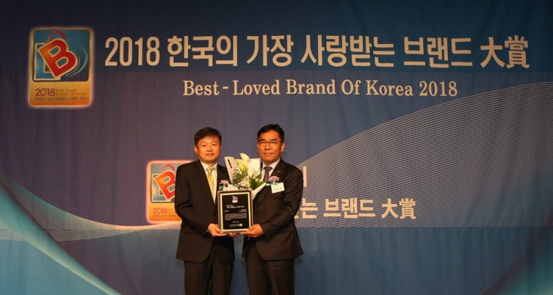 일동후디스 심원용 상무(우)가 ‘2018 한국의 가장 사랑받는 브랜드 대상’을 수상한 후 사진 촬영을 하고 있다. (사진=일동후디스)