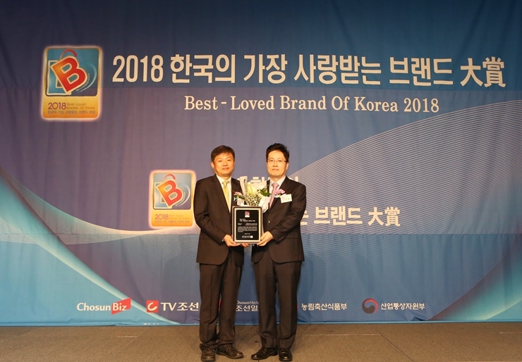 가톨릭대 인천성모병원 의무원장 안중현 교수(오른쪽)이 2018 한국의 가장 사랑받는 브랜드 대상 시상식에 참석했다. (사진=인천성모병원)