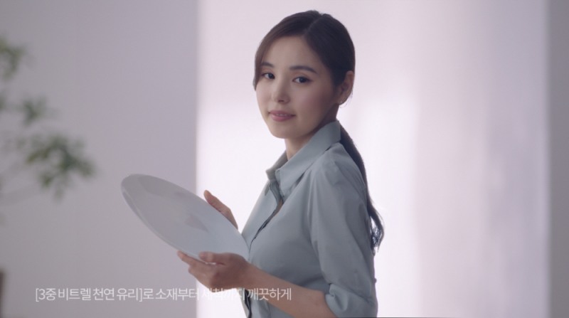 자연을 입은 테이블웨어 ‘코렐’ 신규 TV 광고 장면. (사진=코렐)