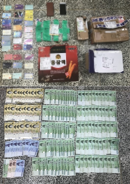 압수 대포카드 32매 및 현금 1400만원.(사진제공=부산지방경찰청)