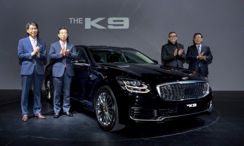 왼쪽부터 권혁호 국내영업본부장 부사장, 박한우 사장, 피터 슈라이어 디자인담당 사장, 이종욱 총괄PM담당 부사장 등이 기념사진을 촬영하는 모습.(사진=기아자동차)