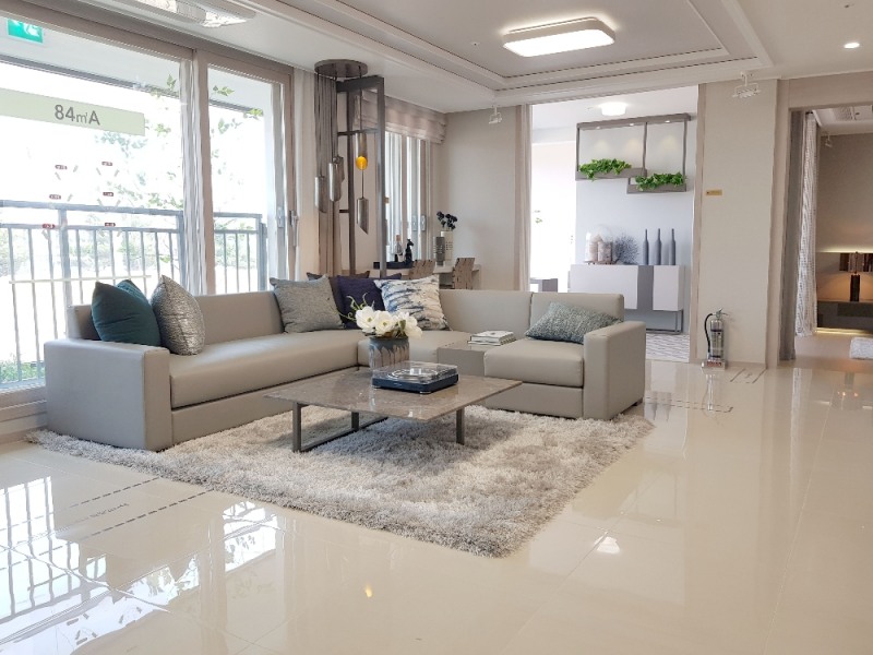 주택형 내부에 배치되어 있는 쇼파 뒤로 가변형 벽체를 선택할 수 있다.