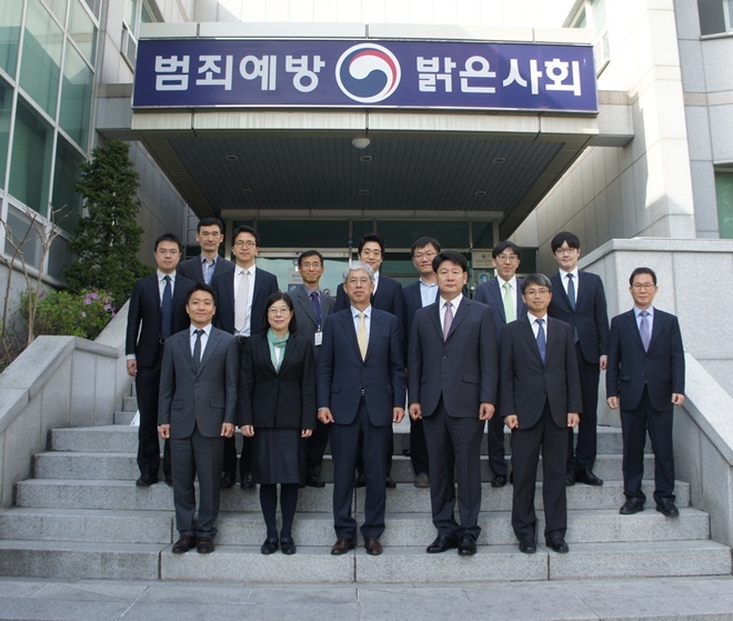 최인석 법원장 일행이 울산보호관찰소 방문 기념촬영을 하고 있다.(사진제공=울산지방법원)