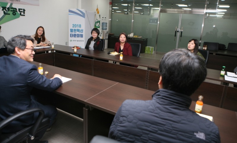 공단 직원들과 진주 맘카페 관계자들의 타운미팅 모습. (사진=한국시설안전공단)